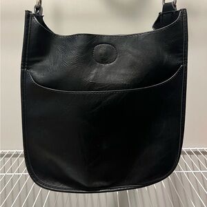 Women’s trendy shoulder bag. With iconic design adjustable straps.